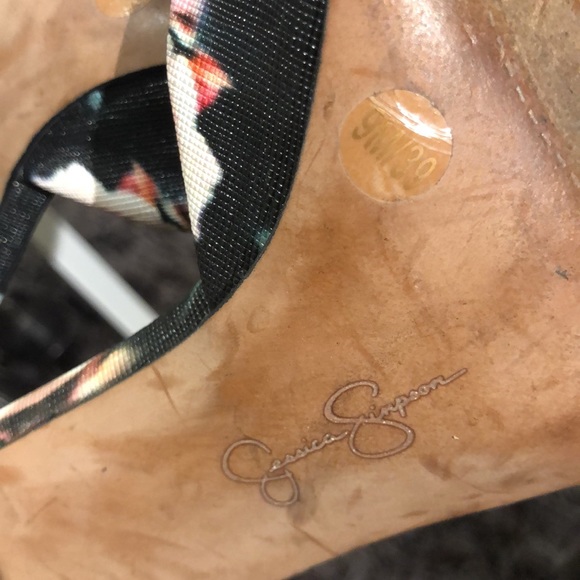 JESSICA SIMPSON FLORAL PUMP - Picture 7 of 7